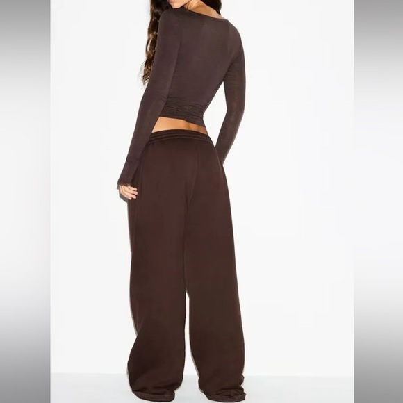 NWT SKIMS Boyfriend Fleece Straight Leg Pants in Espresso Size M - Picture 2 of 5